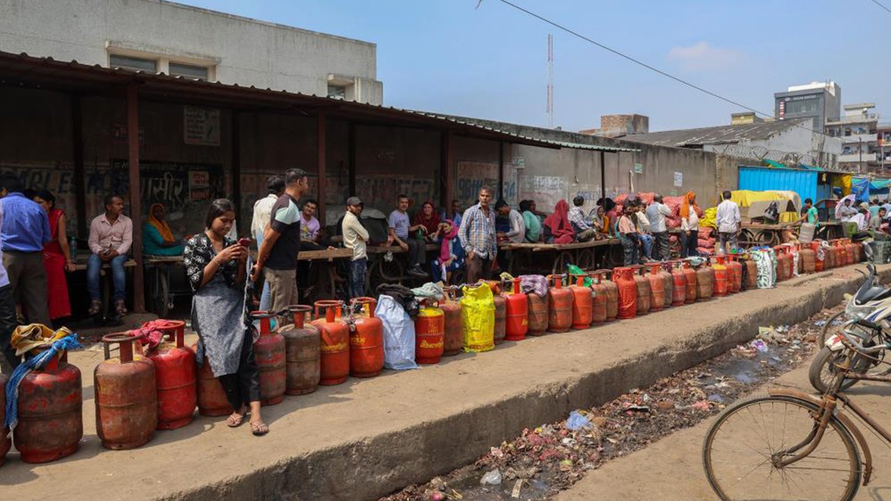Hürmüz kapandı, Hindistan'da gaz kuyrukları oluştu