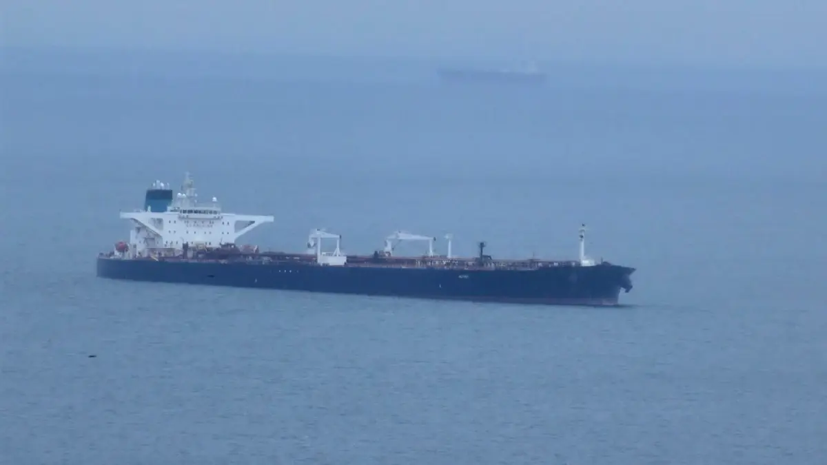 Petrol tankeri saldırıda hasar gördü