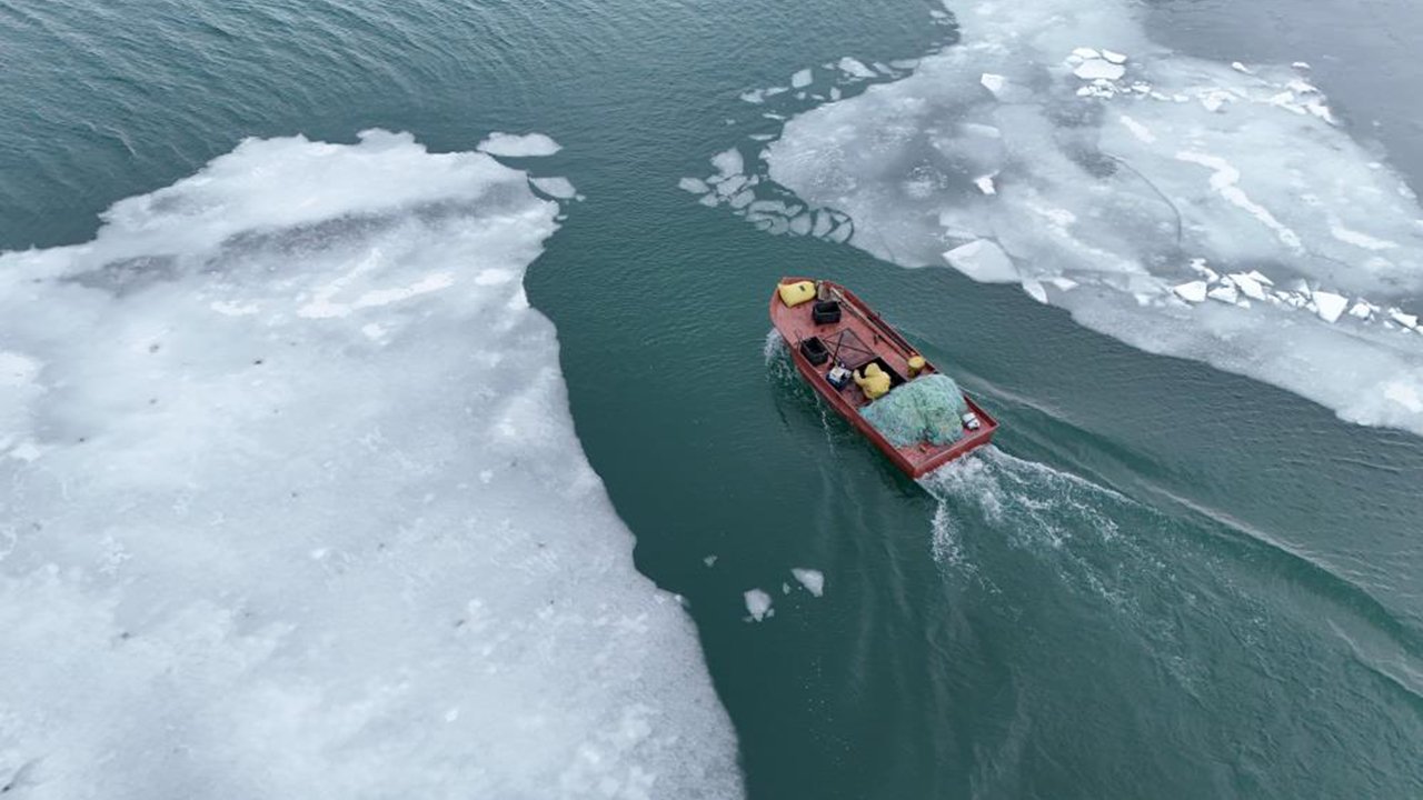 Buzlar çözülmeye başladı, balıkçı tekneleri yeniden suya indi