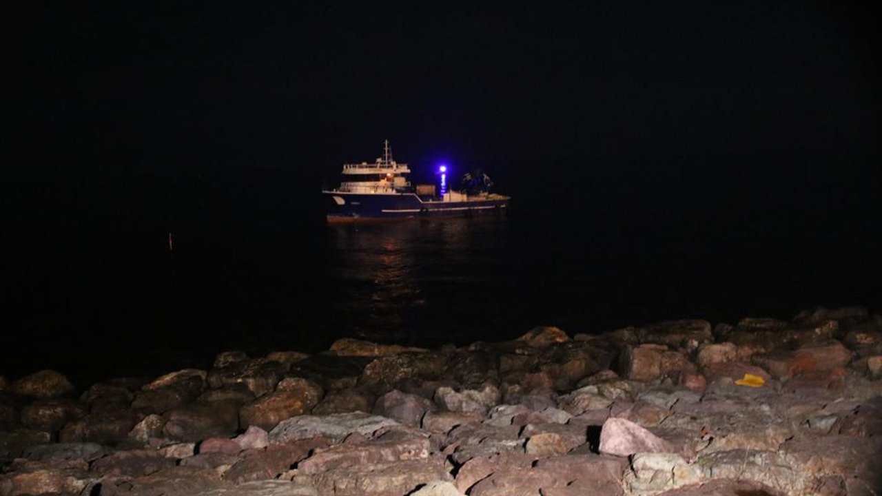 Rize’de balıkçı motoru karaya oturdu