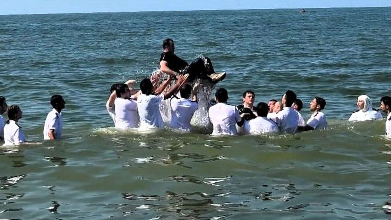 Denizcilik Öğrencileri 'denize atma' geleneği ile uğurlandı