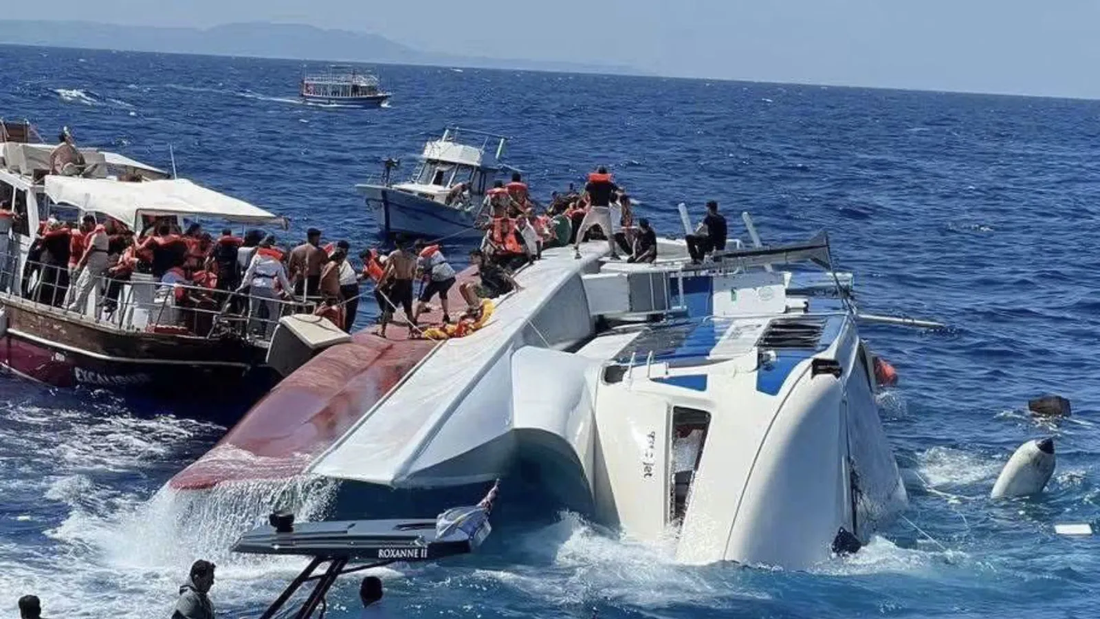 Teknenin battığını fark edip, yardıma koştu en az 100 kişiyi kurtardı
