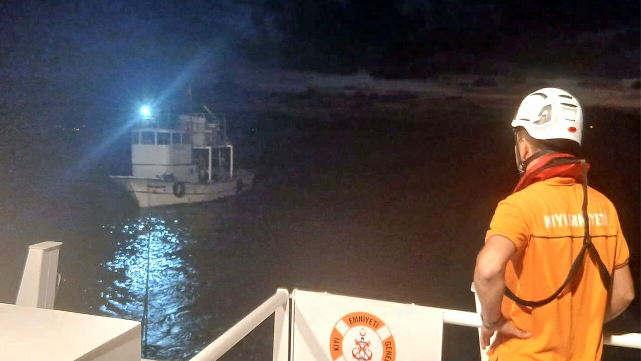 Avşa açıklarında sürüklenen tekne kurtarıldı