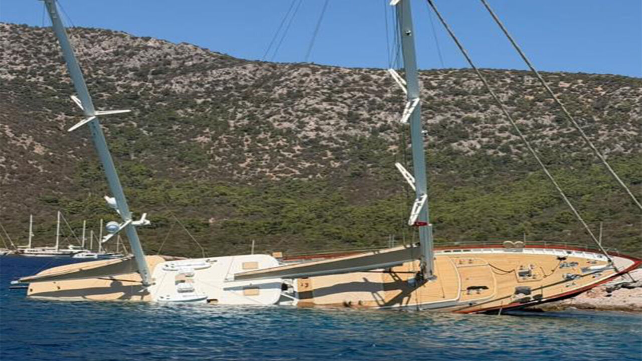 Bodrum'da kayalıklara çarpan gulet yan yattı