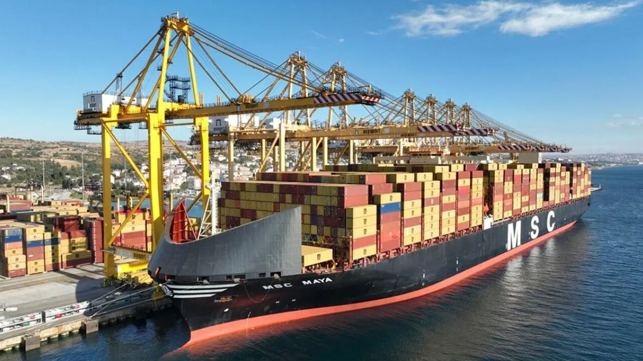 Asyaport’ta Türkiye rekoru: Tek gemi uğrağında 22 bin 896 TEU konteyner elleçlendi