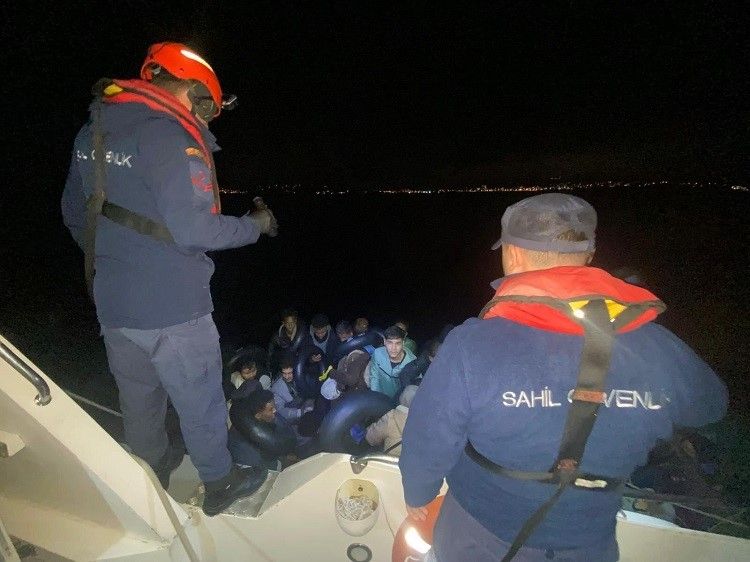 İzmir açıklarında 76 düzensiz göçmen yakalandı