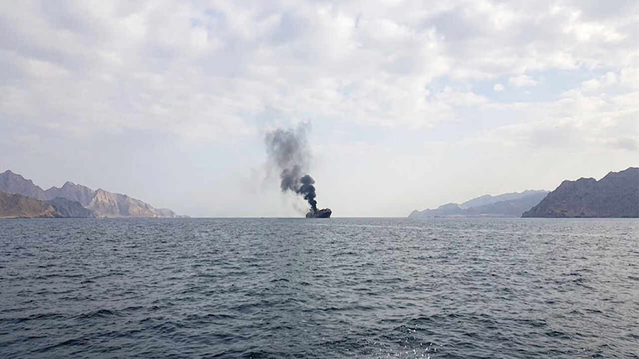 Hürmüz Boğazı’nda mayına çarpan konteyner gemisi battı