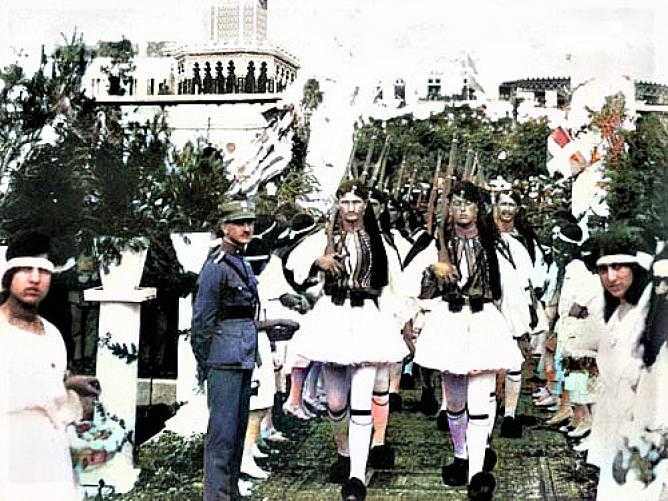 Yunan İzmir’i işgal etmiş.  Efsun askerleri  ayaklarının altına halılar döşenmiş  Konak Meydanı’nda gösteri yapmaktalar. İzmirli Rum kızlar da bayramlık zafer kıyafetleriyle Yunanın İzmir’i işgal etmesini kutluyorlar…