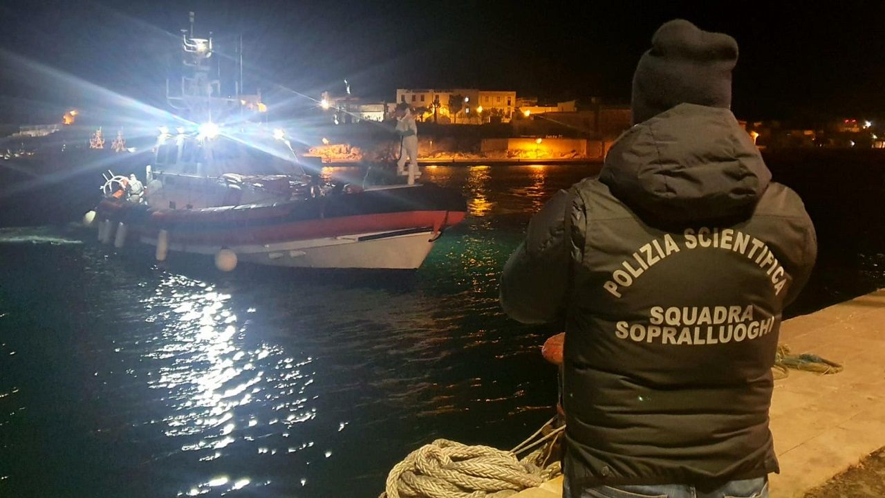 İtalya'da göçmen teknesinden 8 ceset çıkarıldı