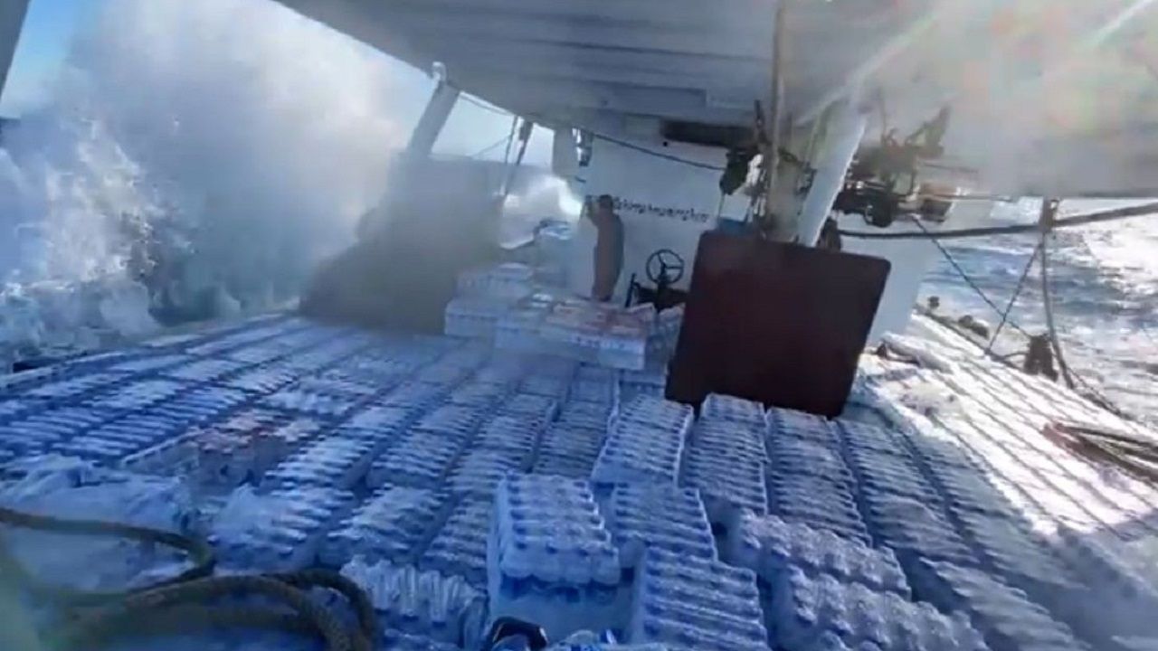Balıkçılar, fırtınaya rağmen yardımları deprem bölgesine ulaştırdı
