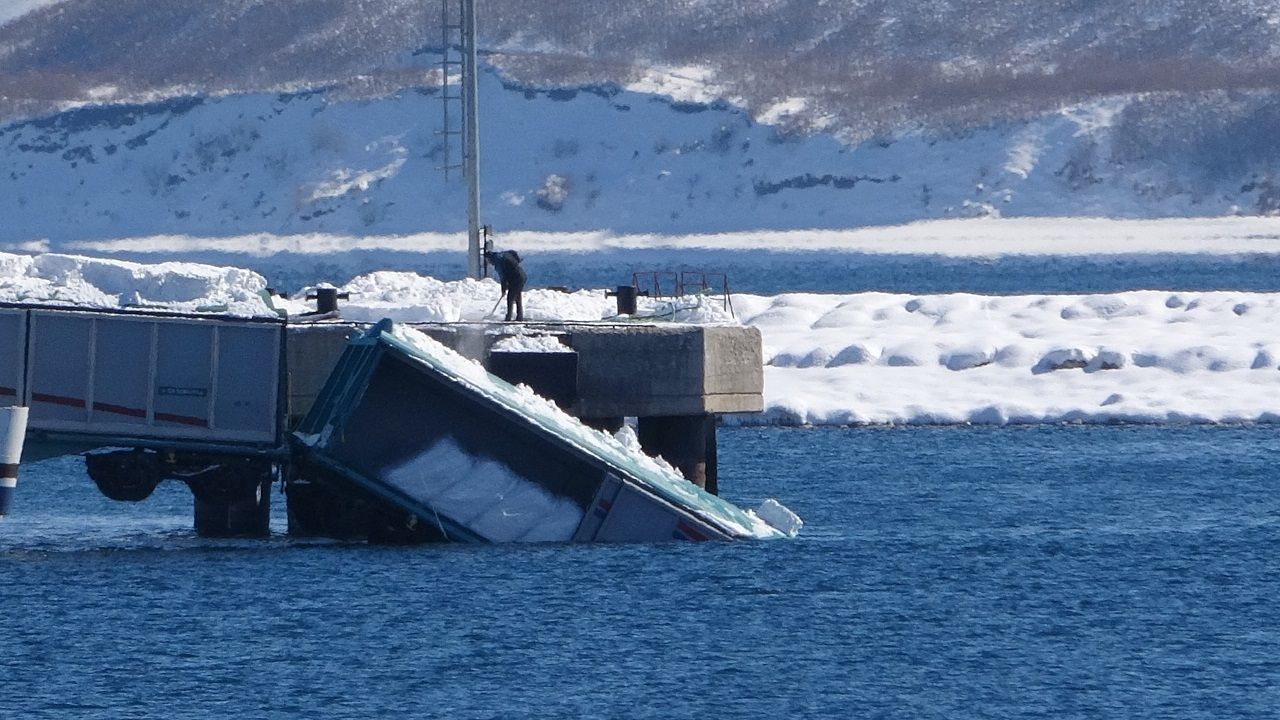 Tatvan’da feribota yükleme yapılırken vagonlar göle düştü