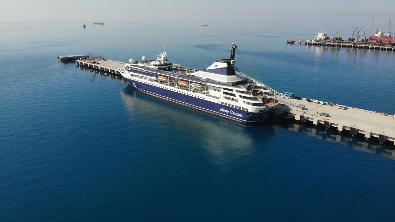 Depremzedeler için bin 56 kişilik kruvaziyer gemisi İskenderun'a geldi