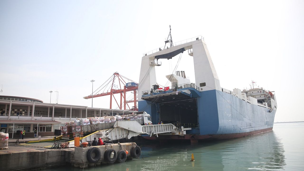 Mısır'dan gelen yardım gemisi Mersin Limanına ulaştı