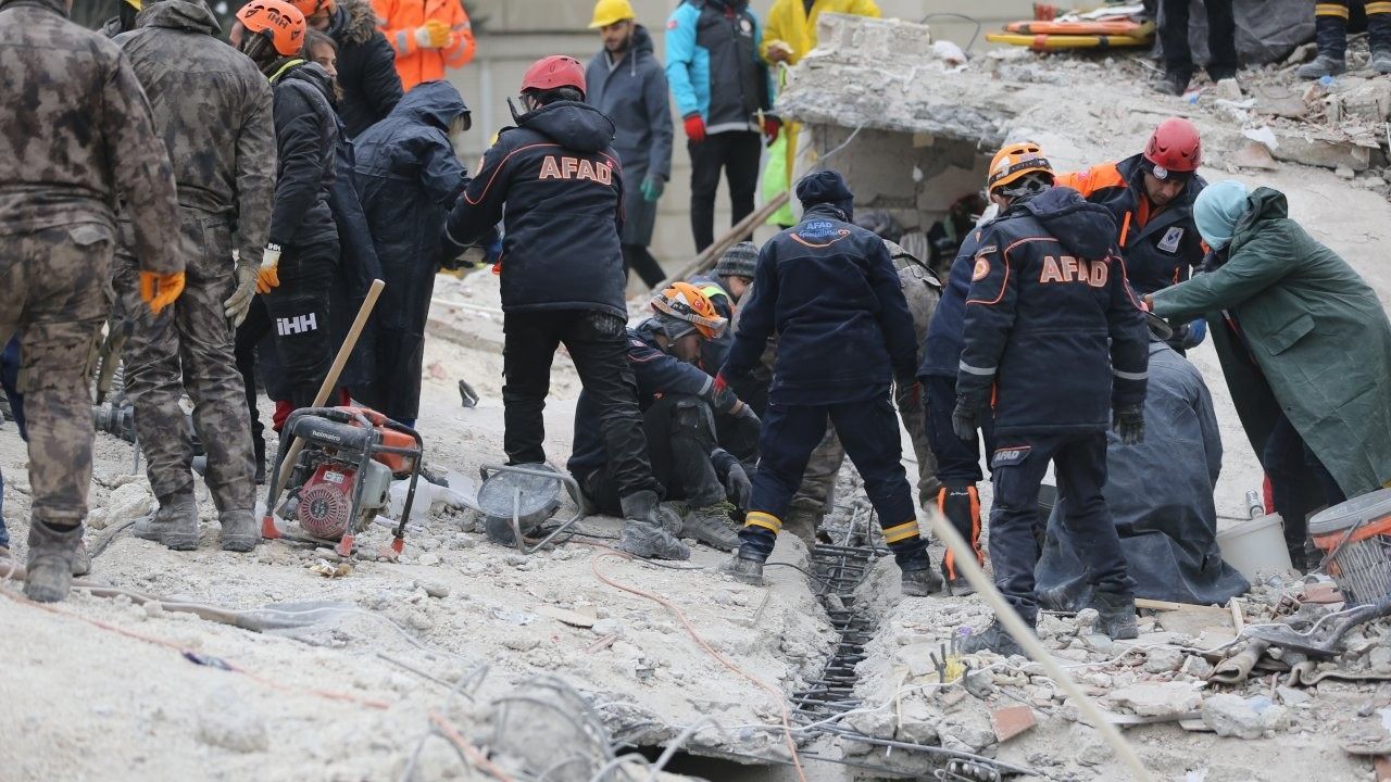 Depremin bilançosu ağırlaşıyor: 12 bin 873 can kaybı