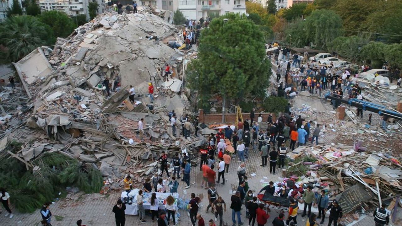 7.7 büyüklüğündeki depremde can kaybı 912'ye yükseldi