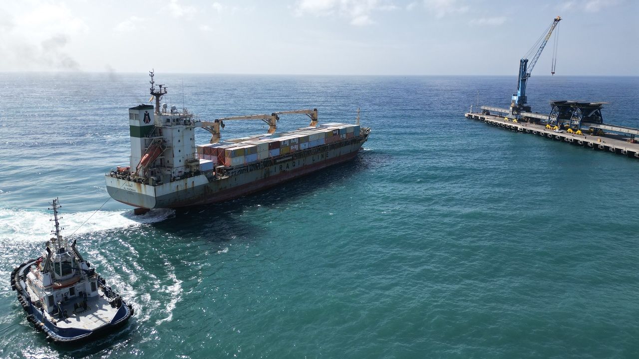 Katar’dan yola çıkan yardım gemileri İskenderun’a ulaştı