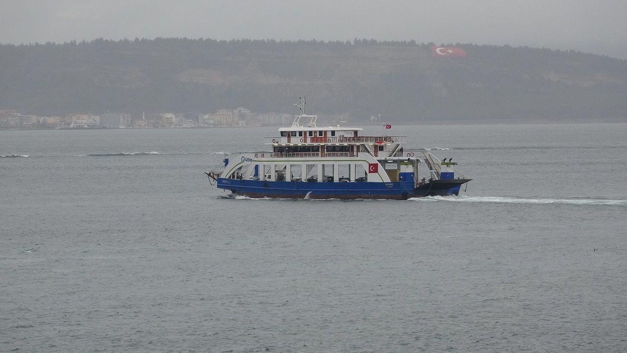 Bozcaada’ya bazı feribot seferleri fırtına nedeniyle iptal edildi