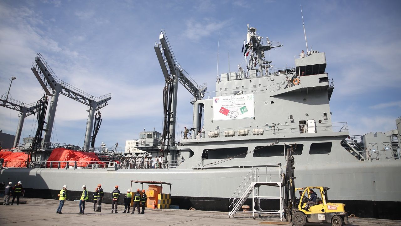 Pakistan'ın ilk yardım gemisi Mersin'e ulaştı