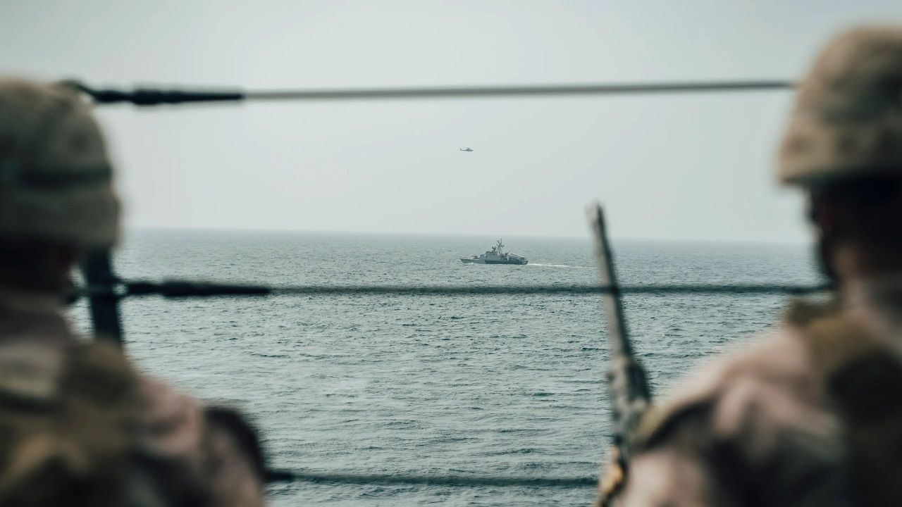İngiltere Donanması: Umman Körfezi’nde kaçak silahlar ele geçirdik