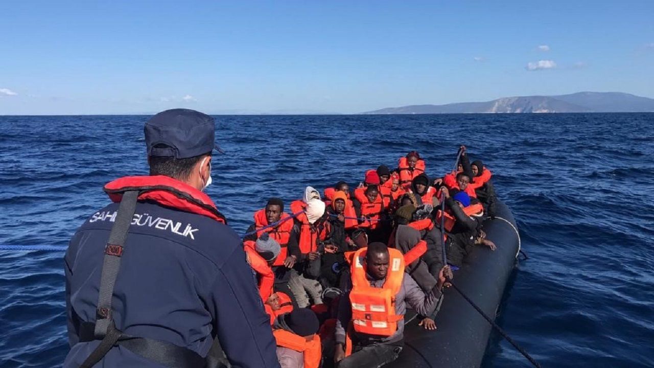 İzmir açıklarında 41 göçmen kurtarıldı