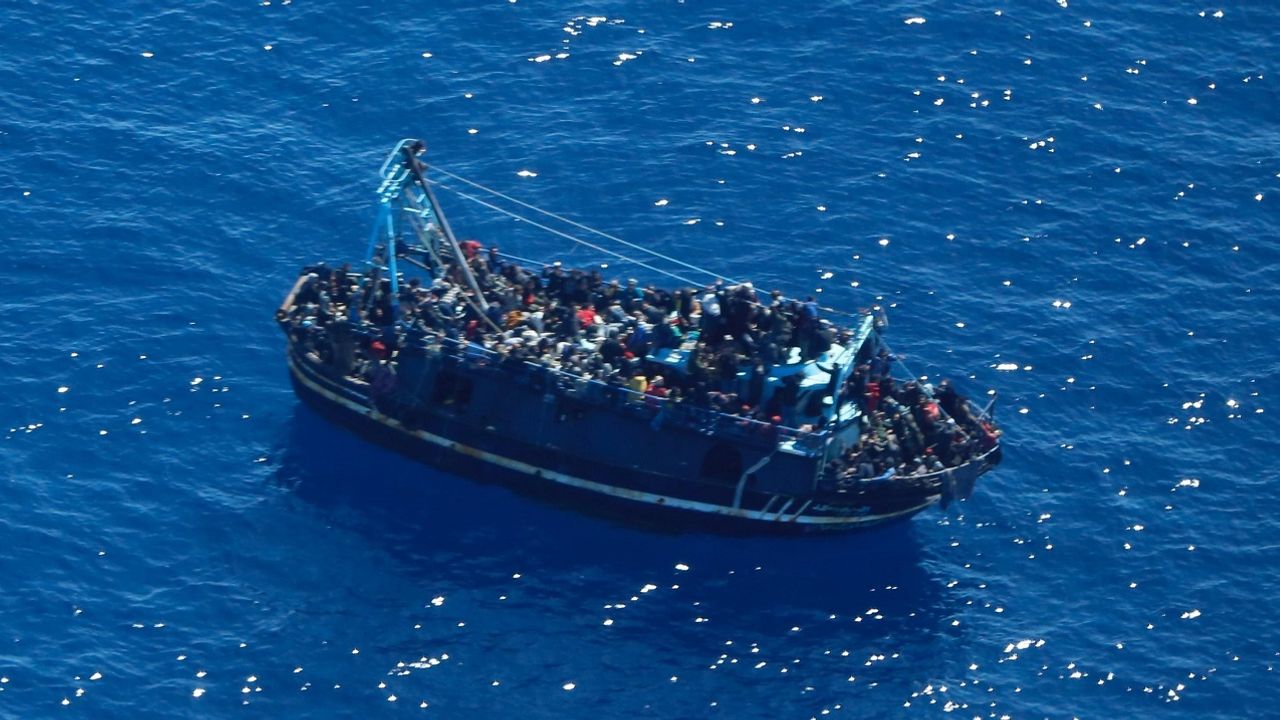 Akdeniz’de tekne içinde bulunan 400 göçmen kurtarılmayı bekliyor