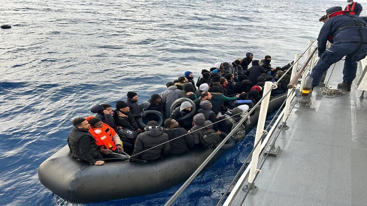Ayvalık açıklarında 55 düzensiz göçmen kurtarıldı