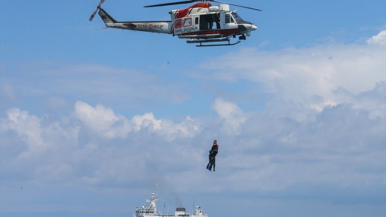 Tayvan’da mahsur kalan balıkçılar helikopterle kurtarıldı