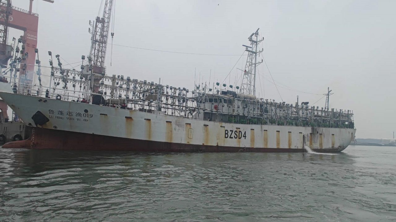 Çin'e ait gemi hint okyanusunda alabora oldu