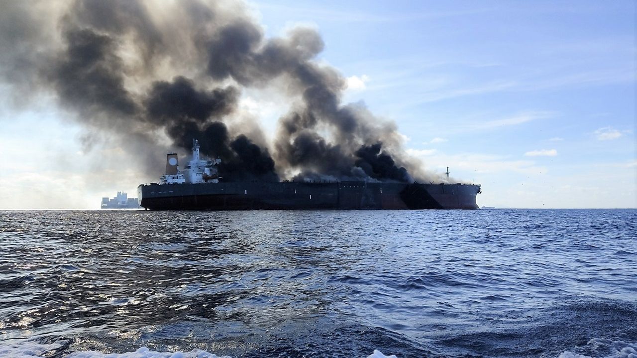 Malezya'da kıyılarındaki gemide yangın