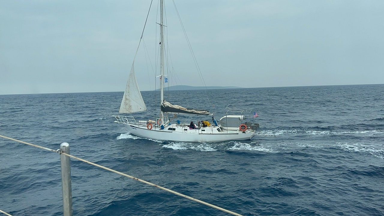 Yelkenli teknede 71 göçmen yakalandı