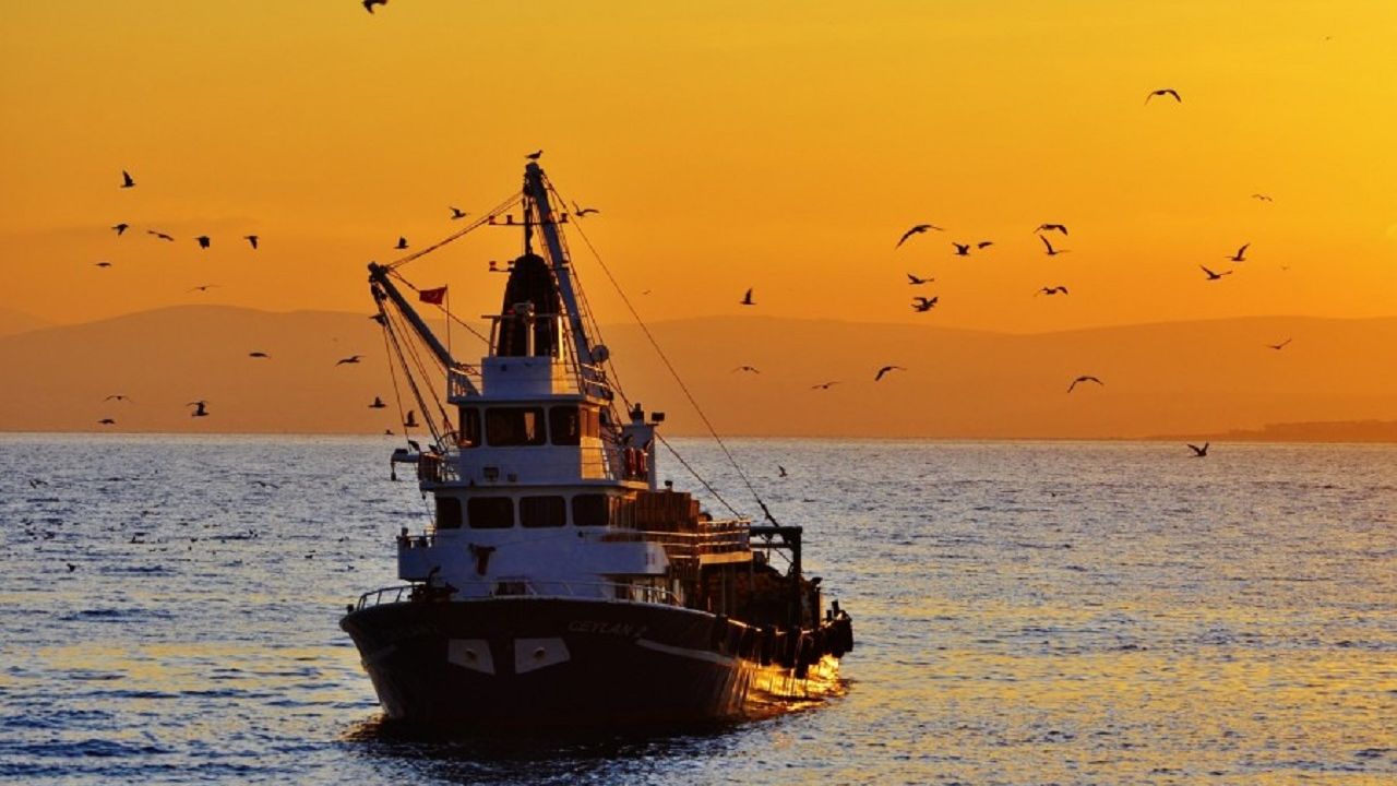 Trabzon'da balıkçı gemisi icradan satılığa çıkarıldı