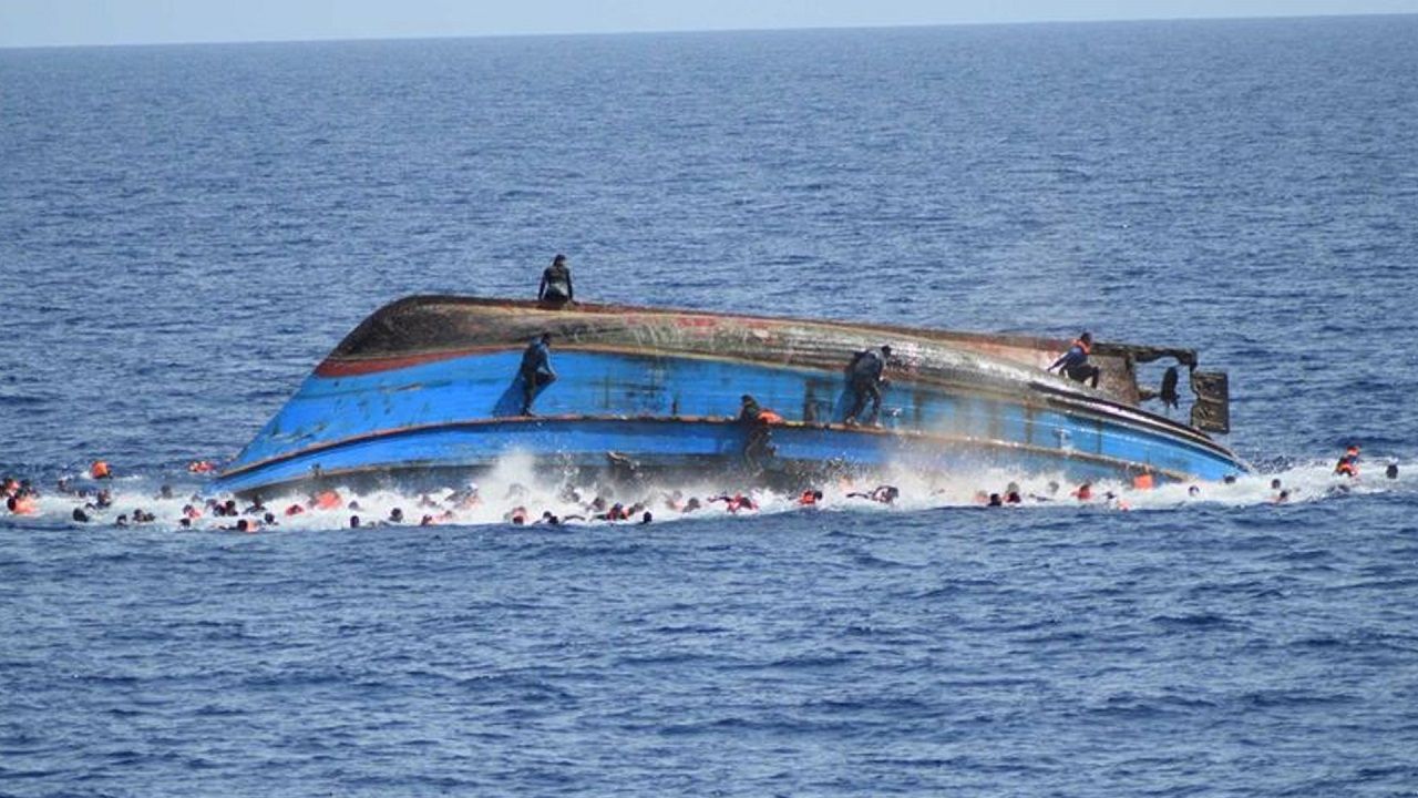 Akdeniz'de yaklaşık bin göçmen taşıyan gemiler su alıyor