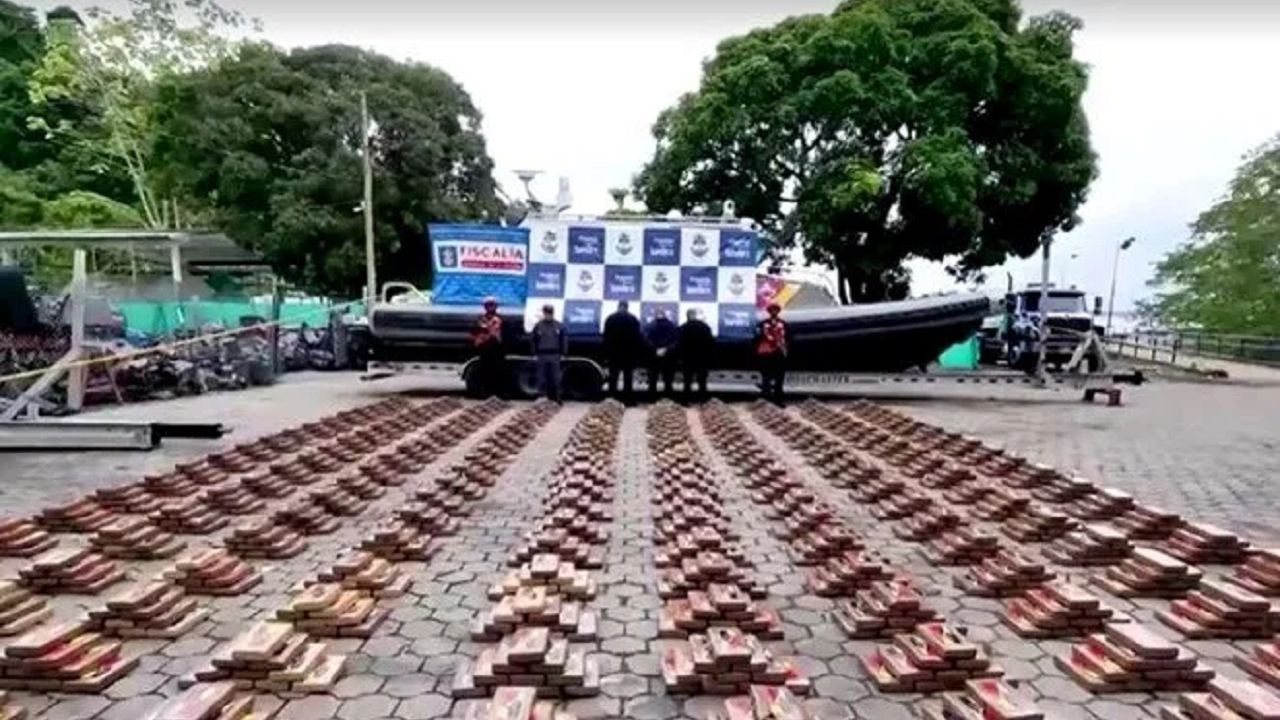 Kolombiya Donanması, denizaltıda 3 ton uyuşturucu ele geçirdi