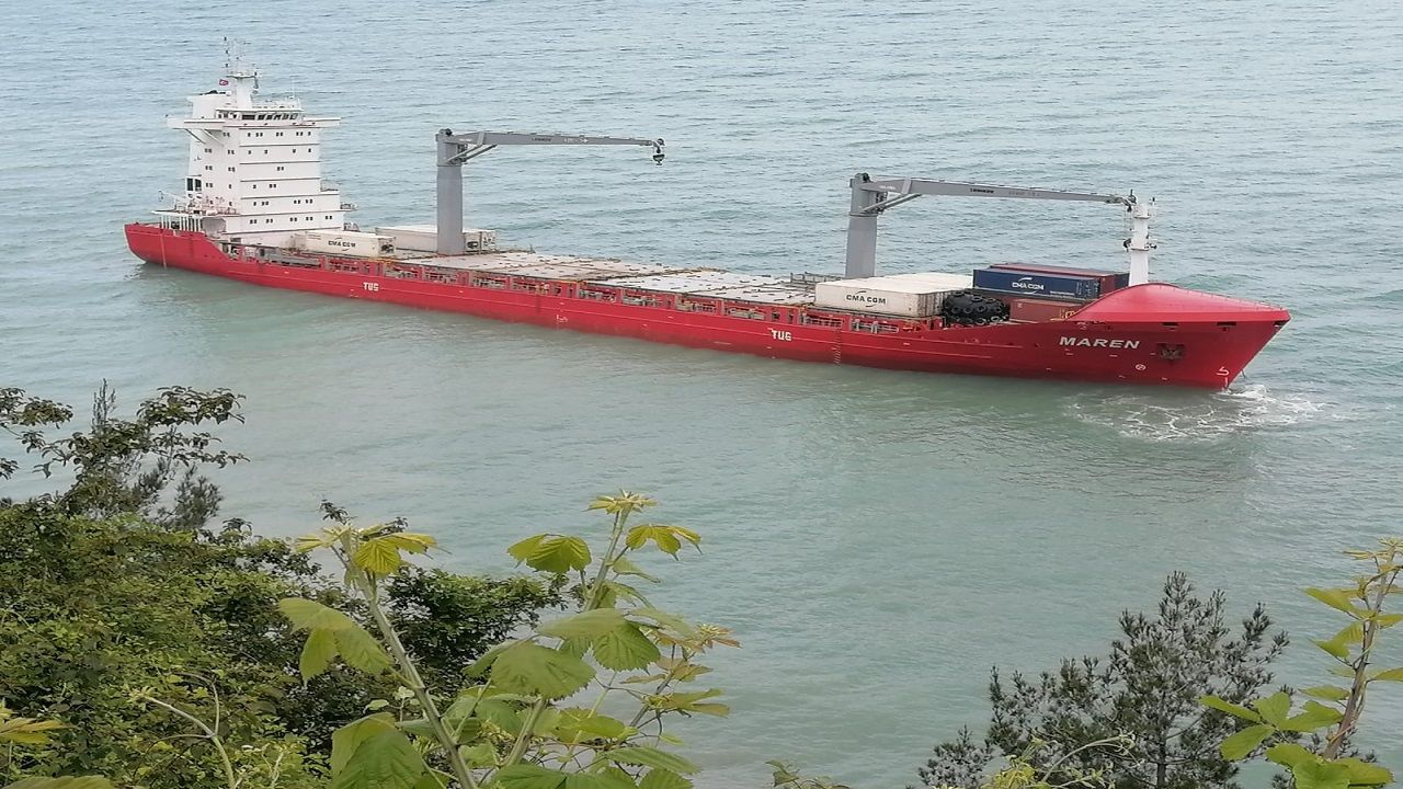 Karaya oturan yük gemisindeki konteynerler tahliye edildi