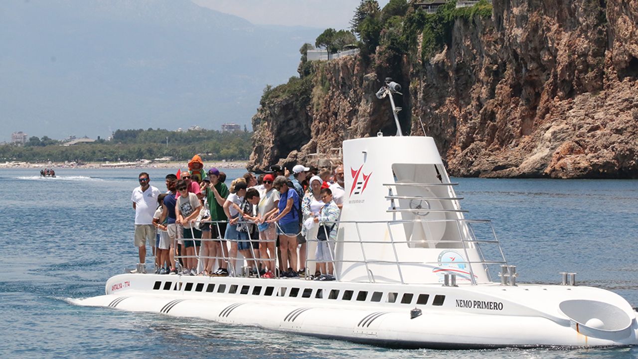Türkiye’nin ilk turistik denizaltısı 18 bin turisti denizin altına indirecek