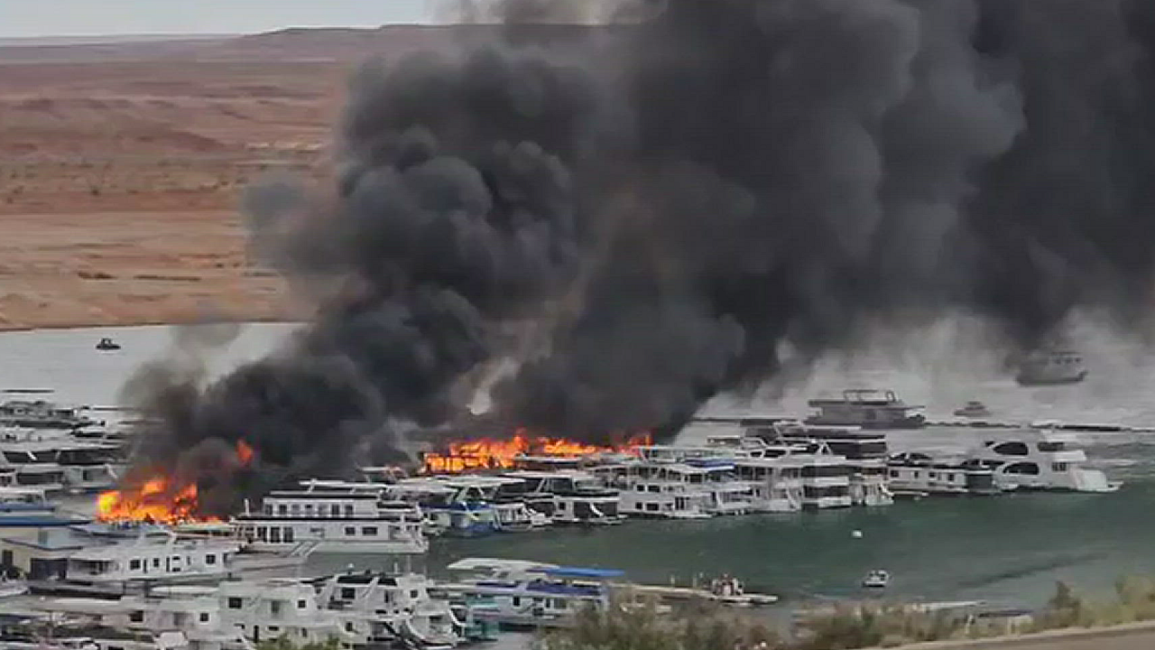 ABD'de bulunan Wahweap marinada tekneler alev alev yandı