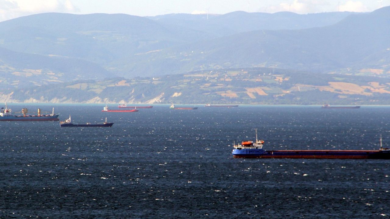 Karadeniz'de ilerleyemeyen gemiler Sinop'a sığındı