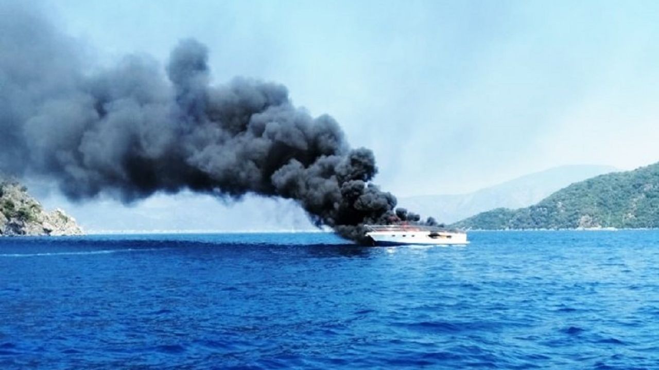 Alev alev yanan teknedeki 3 kişi yaralandı