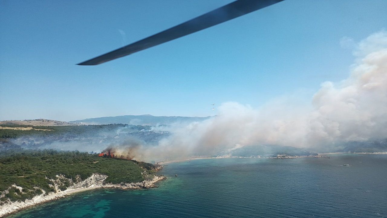 İzmir’deki orman yangınında vatandaşlar denizden tahliye ediliyor