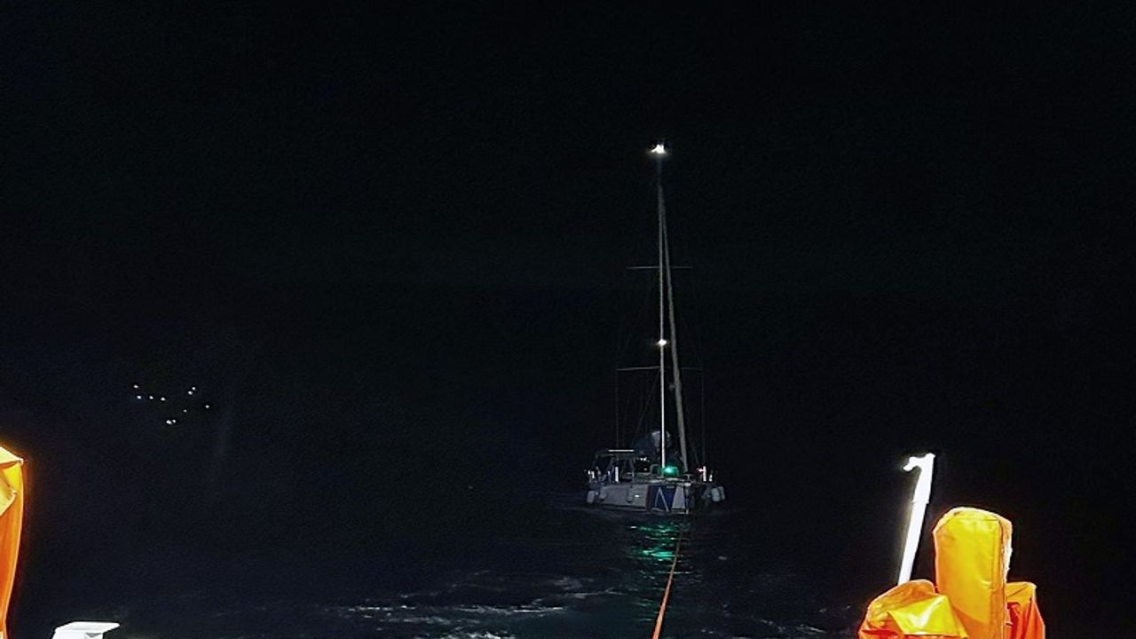 Gemiler Adası açıklarında arızalanan tekneyi KIYEM ekipleri kurtardı