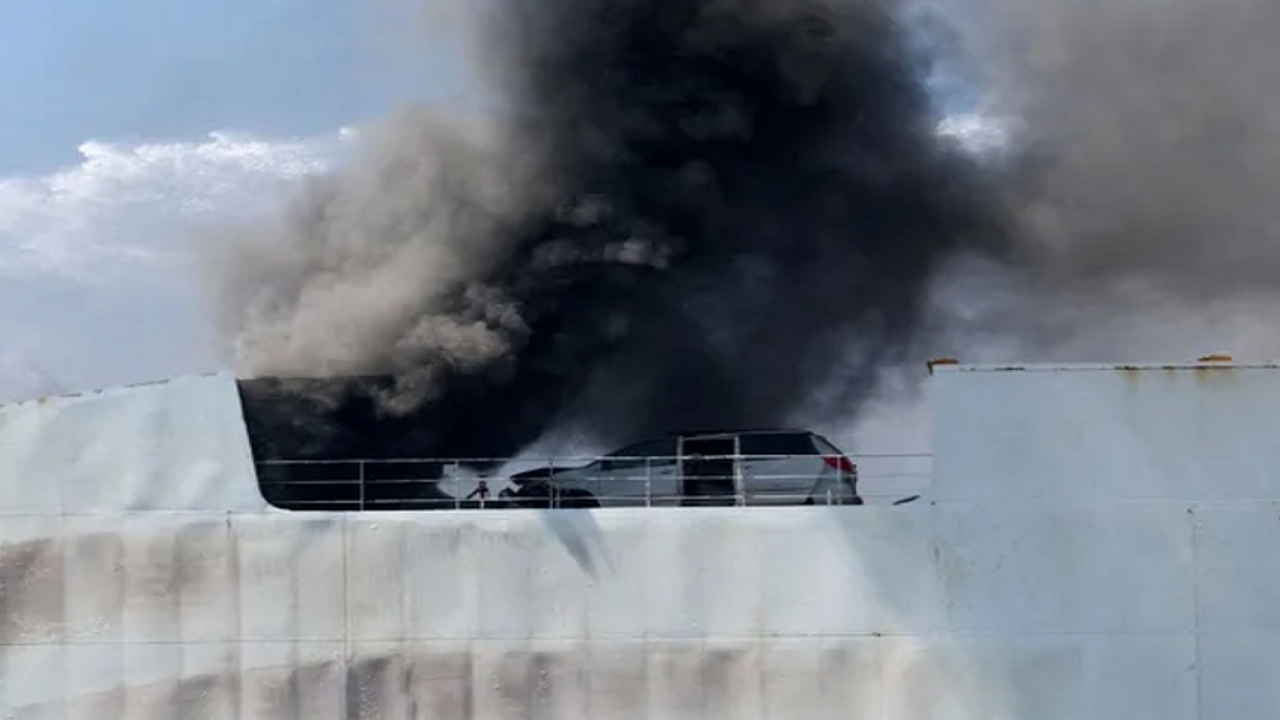 Hollanda’da kargo gemisinde yangın