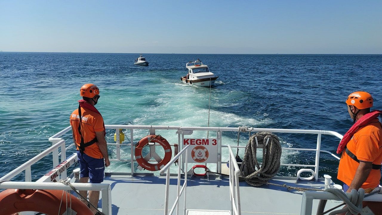 Sivriada açıklarında makine arızası nedeniyle sürüklenen tekne kurtarıldı