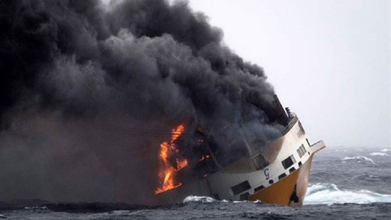 Yanan gemide mahsur kalan 2 itfaiyeci hayatını kaybetti