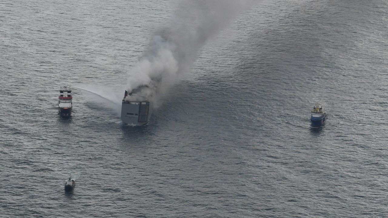 Hollanda açıklarında yanan gemide sızıntı endişesi