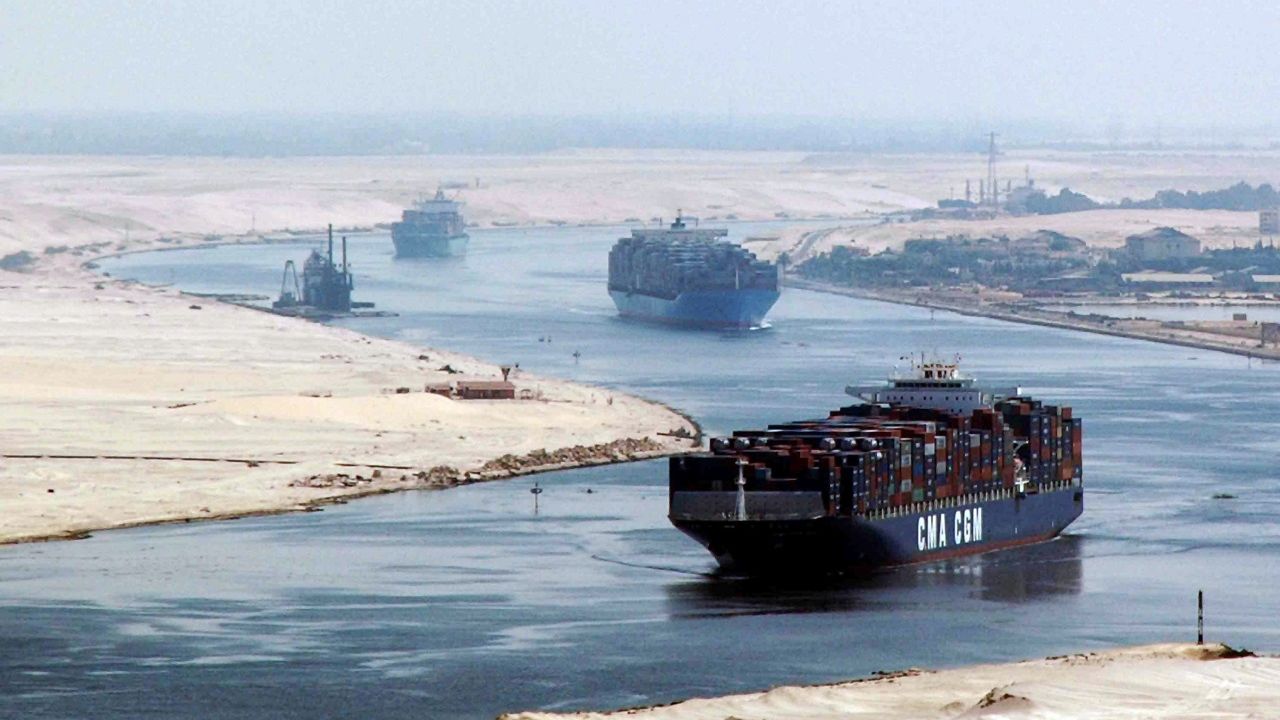 Süveyş Kanalı'nda gemi trafiği normale döndü