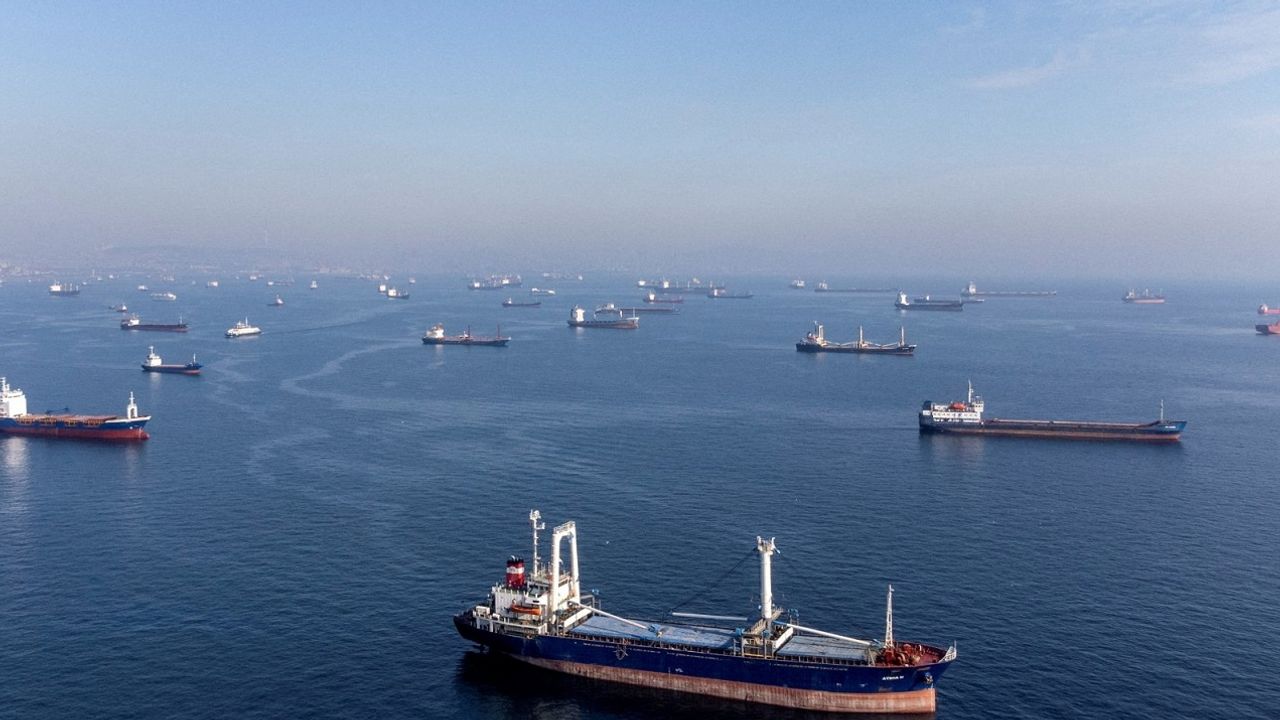 Karadeniz’de limanlara giriş yapamadığı için bekleyen gemi sayısı artıyor