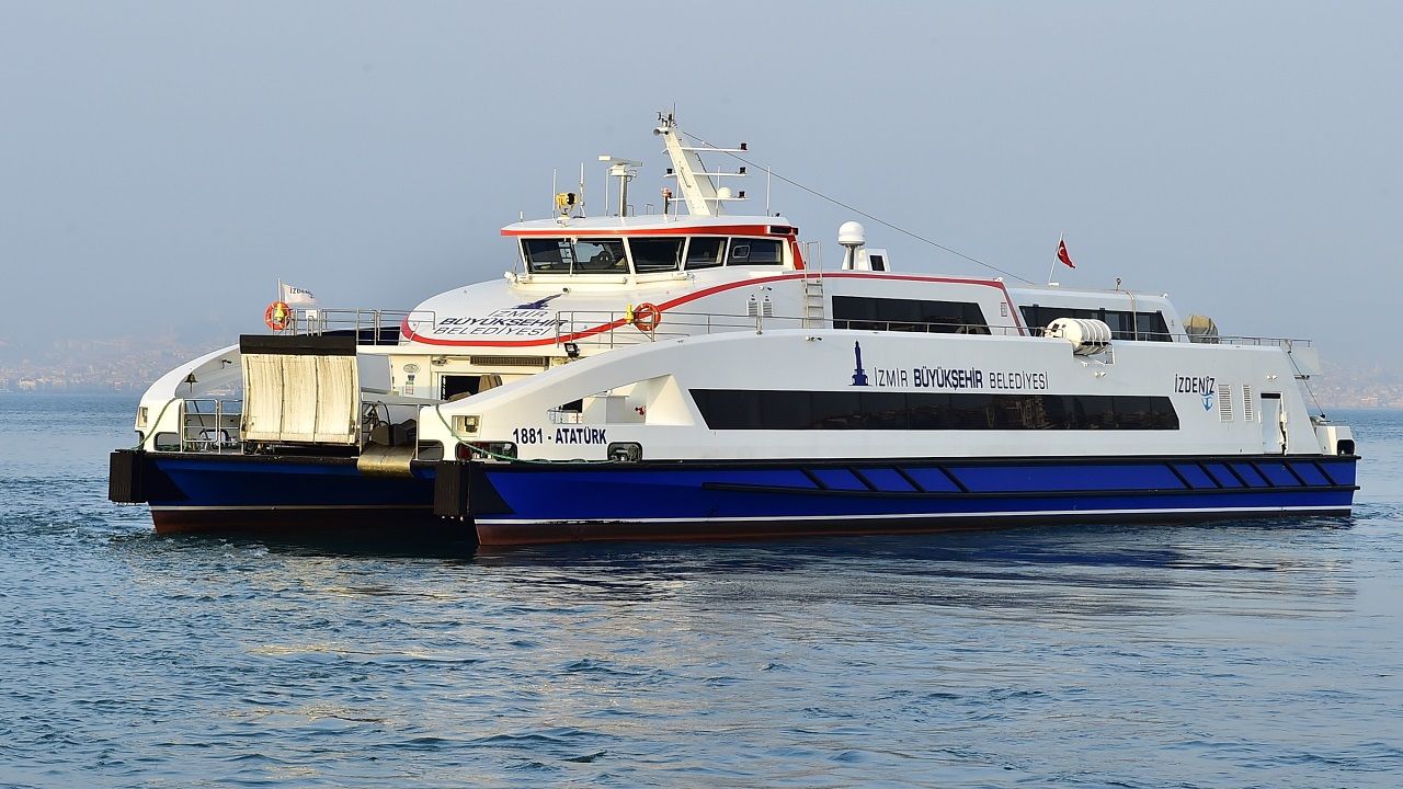 İzmir'de arıza nedeniyle sürüklenen yolcu gemisi kıyıya çarptı
