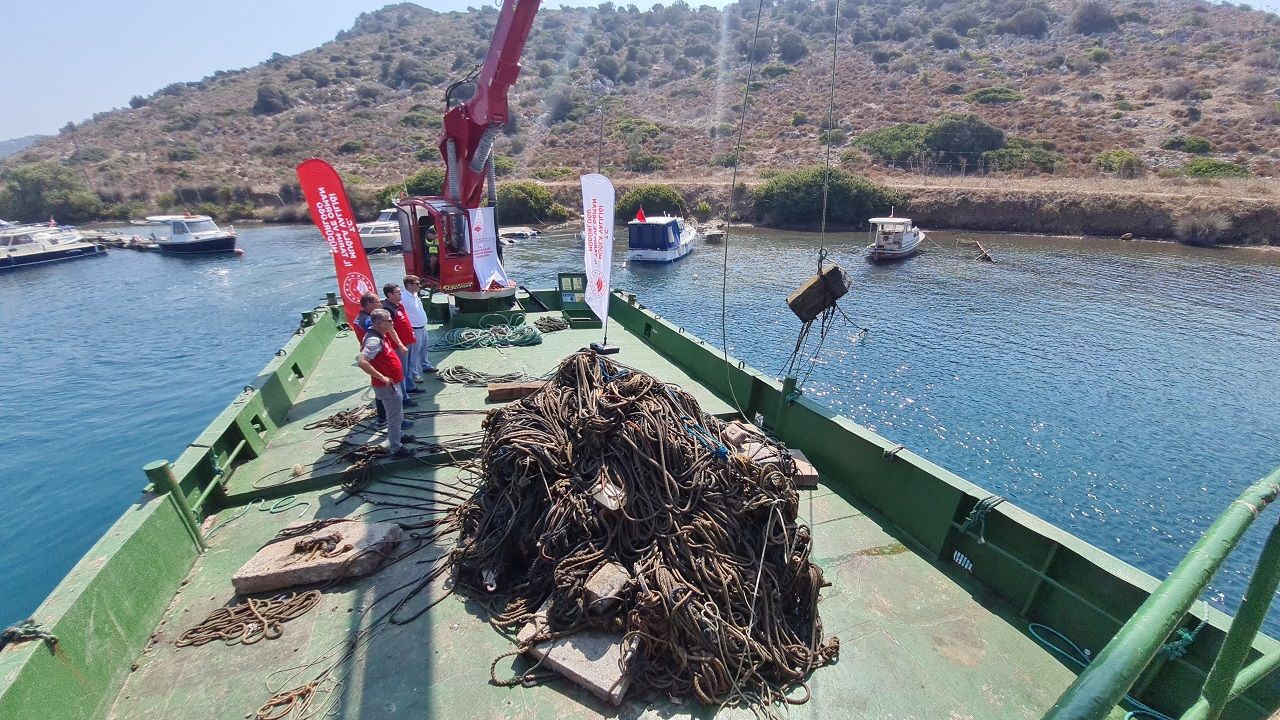 Bodrum'da denizden 20 ton tonoz ve halat çıkarıldı