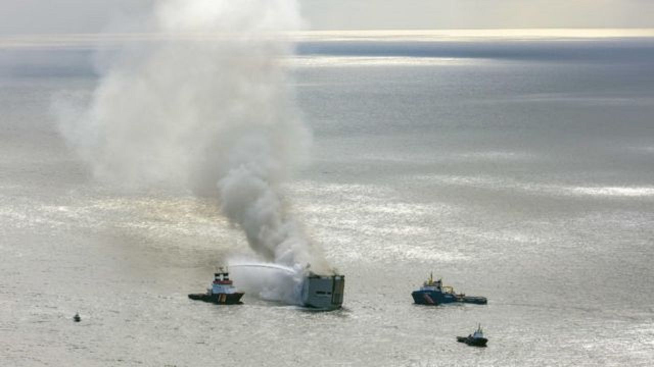 Hollanda açıklarında yanan gemi 10 gün sonra söndürüldü