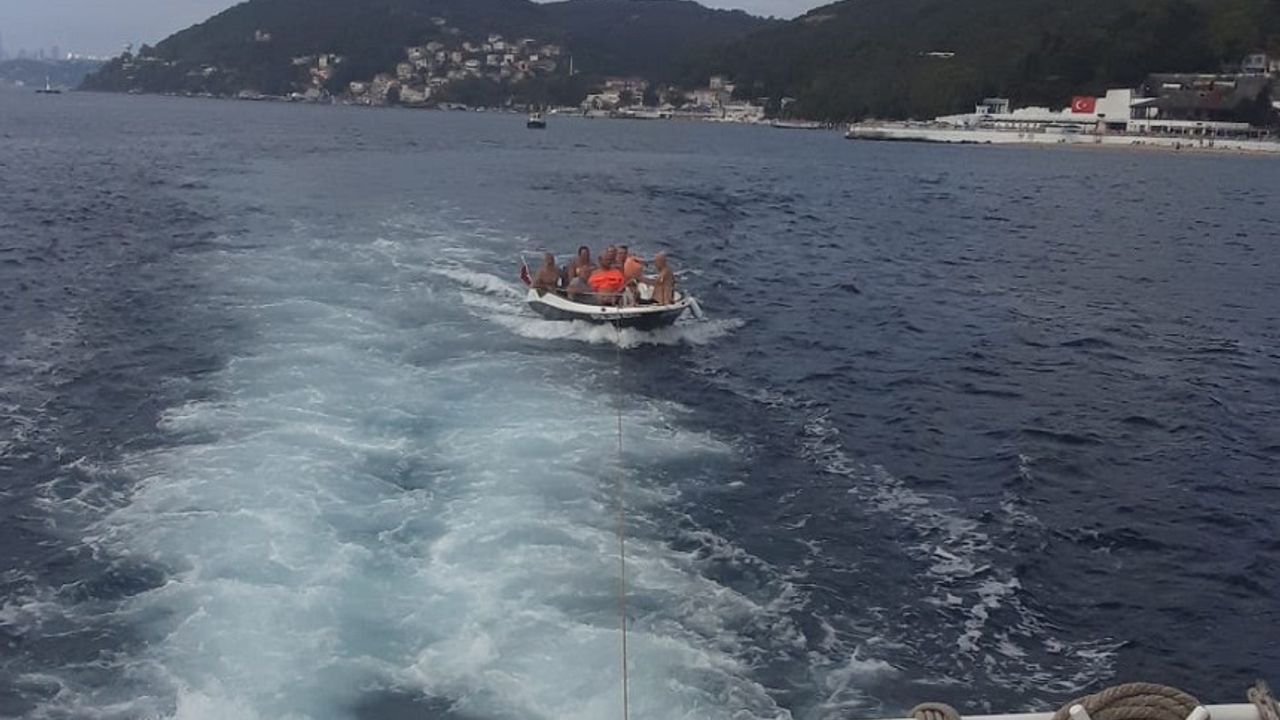 Sarıyer önlerinde makine arızası nedeniyle sürüklenen tekne kurtarıldı